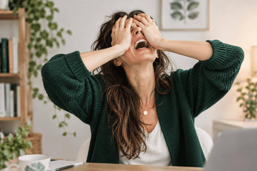 Femme submergée par la frustration, le stress et la fatigue nerveuse face aux crises imprévisibles du syndrome de l'intestin irritable