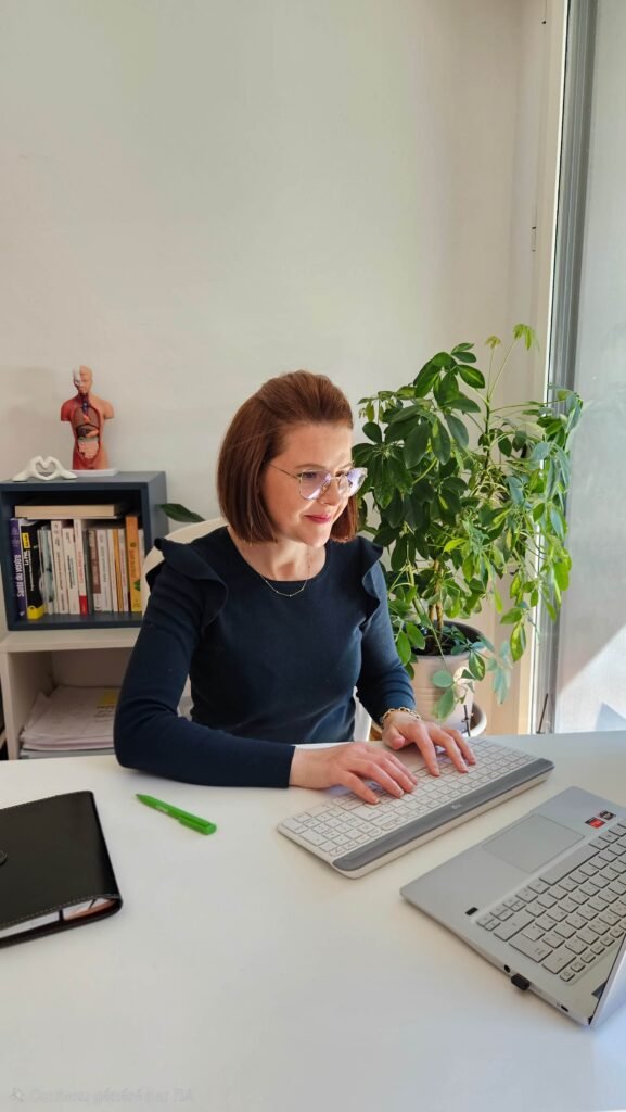 Djazia Badsi, biologiste et diététicienne micronutritionniste spécialisée dans le syndrome de l'intestin irritable, à son bureau de consultation
